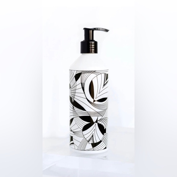 NEW Infinite She Inspired Hydrating Body Lotion - Picture 2 of 6
